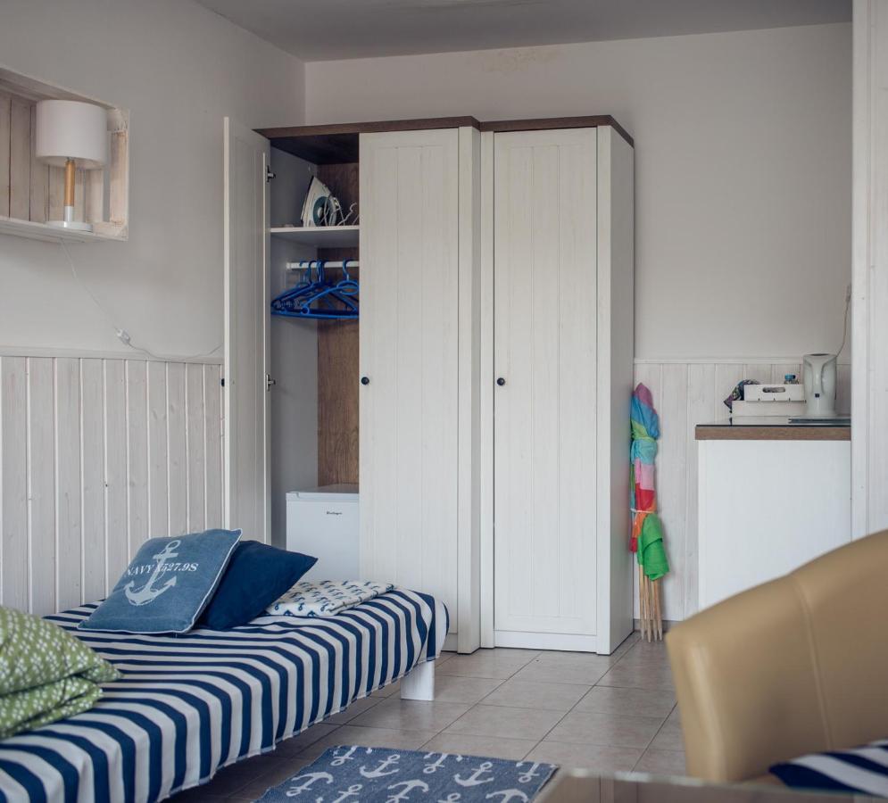 Nadmorskie Pokoje Super Lokalizacja Apartment Kolobrzeg Bagian luar foto